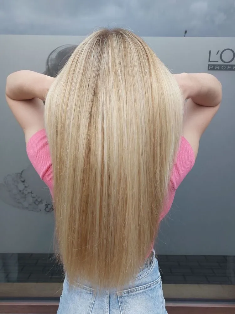 Długie, gęste blond włosy po zabiegu w salonie Selene