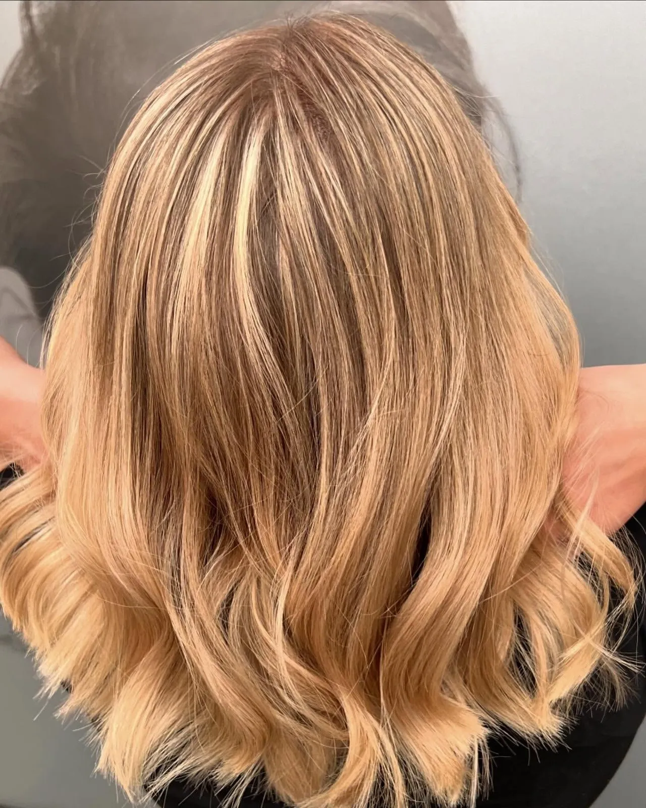 Beigeblond Airtouch, Nahaufnahme von oben im Salon Selene