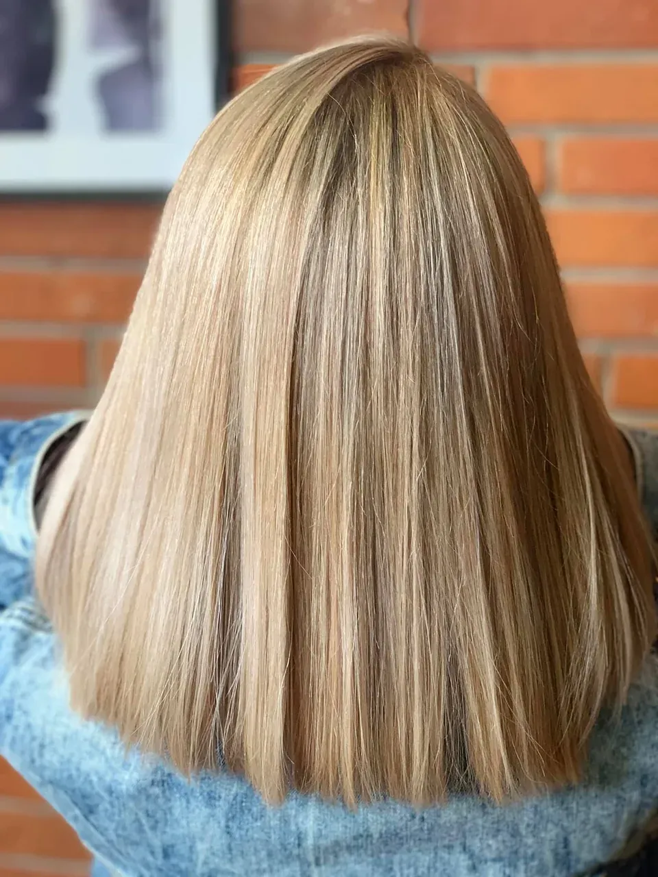 Proste blond włosy z delikatnymi pasemkami i naturalnym przejściem koloru