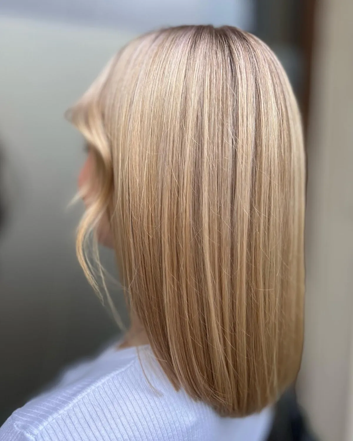 Kurzer beige-platinblonder Bob vom Nacken, Salon Selene