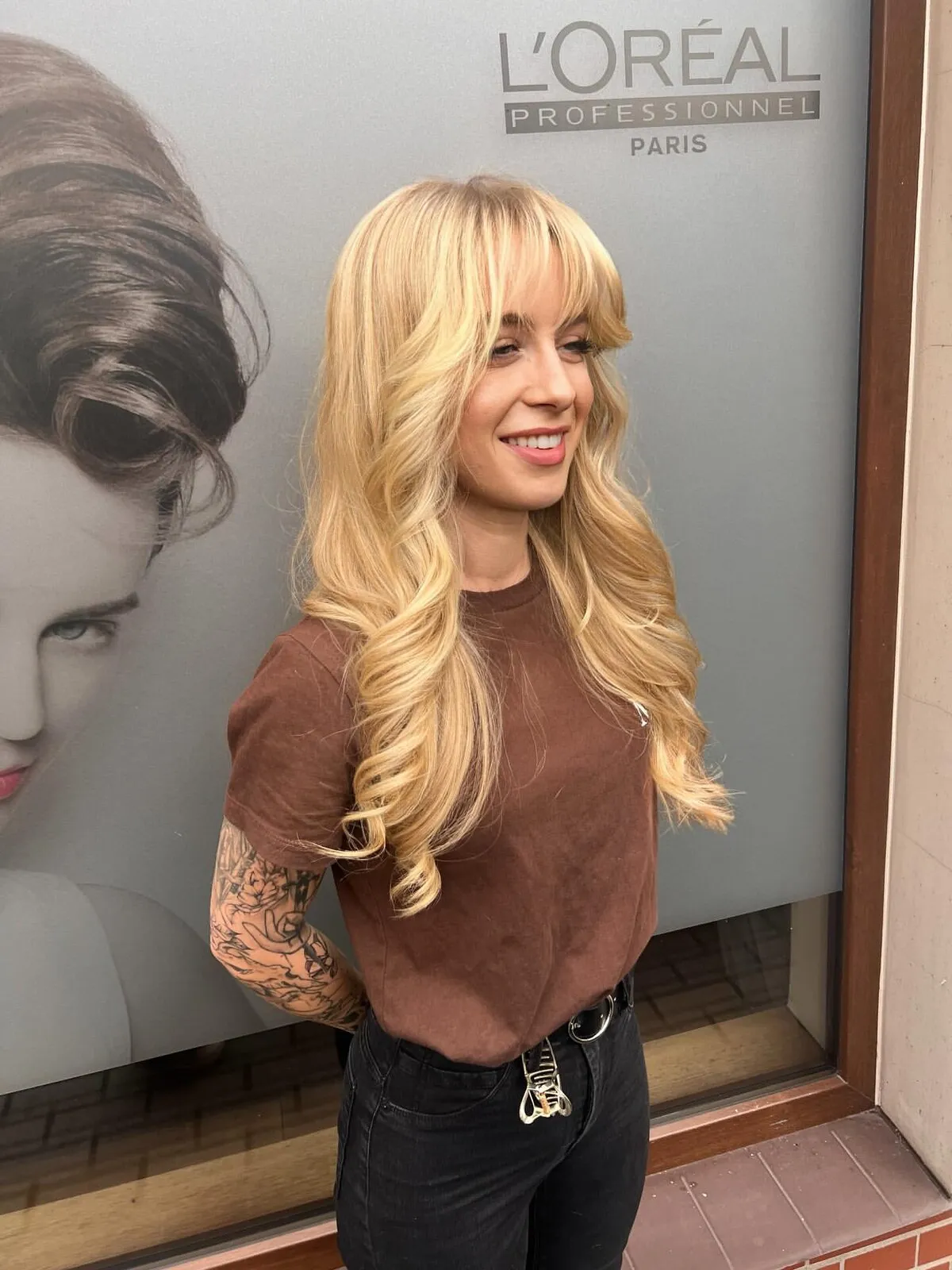 Ten sam ciepły blond z grzywką przy witrynie L'Oréal Professionnel