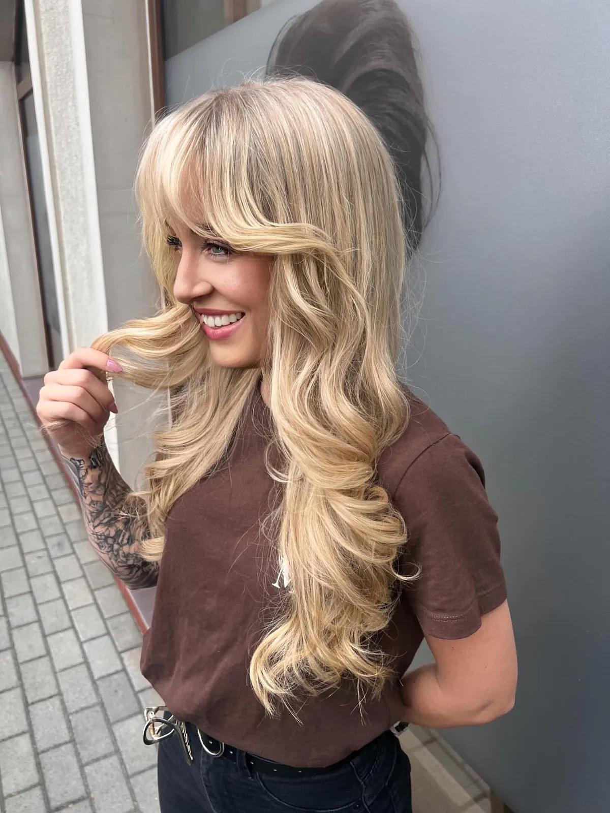 Warmes Blond mit Pony und Wellen nach dem Färben im Salon Selene