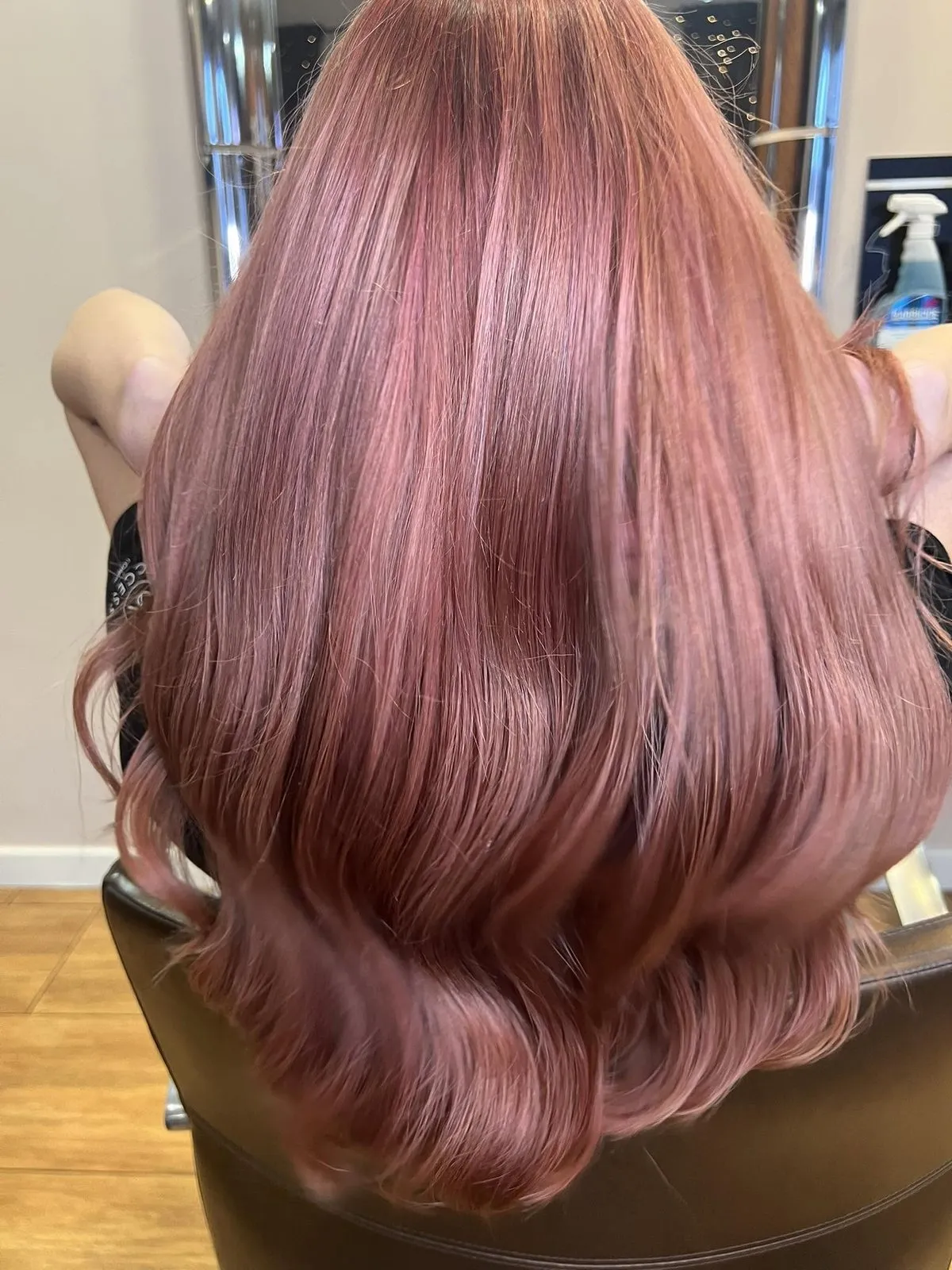 Rosa Blond von hinten, Blush Hair Färbung im Salon Selene