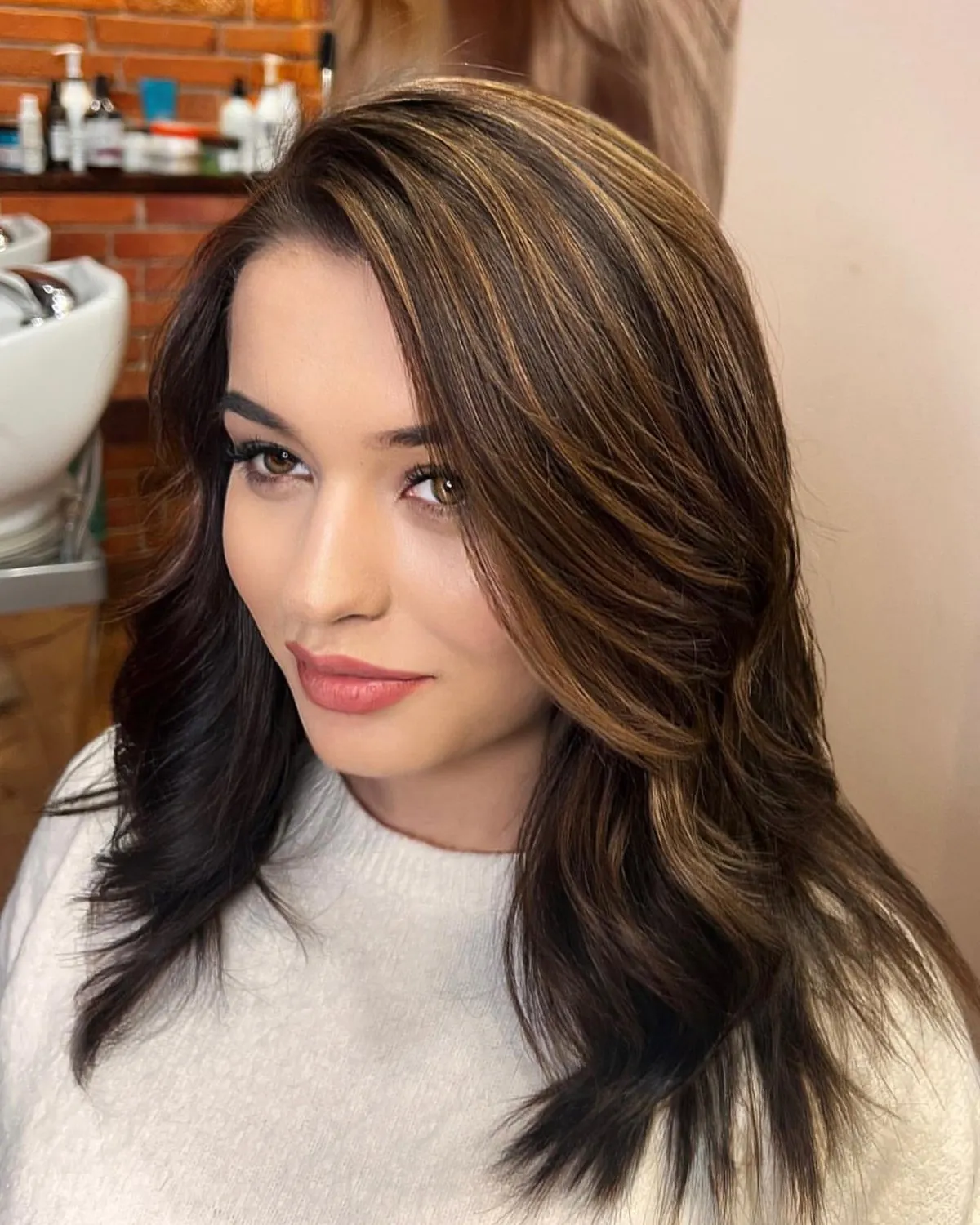 Dunkles Braun mit warmen Balayage-Reflexen im Salon Selene