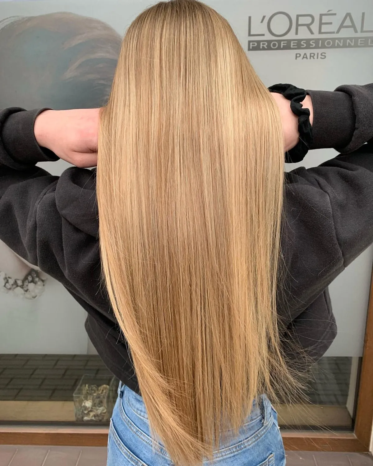 Langes, glattes Blond von hinten im Salon Selene
