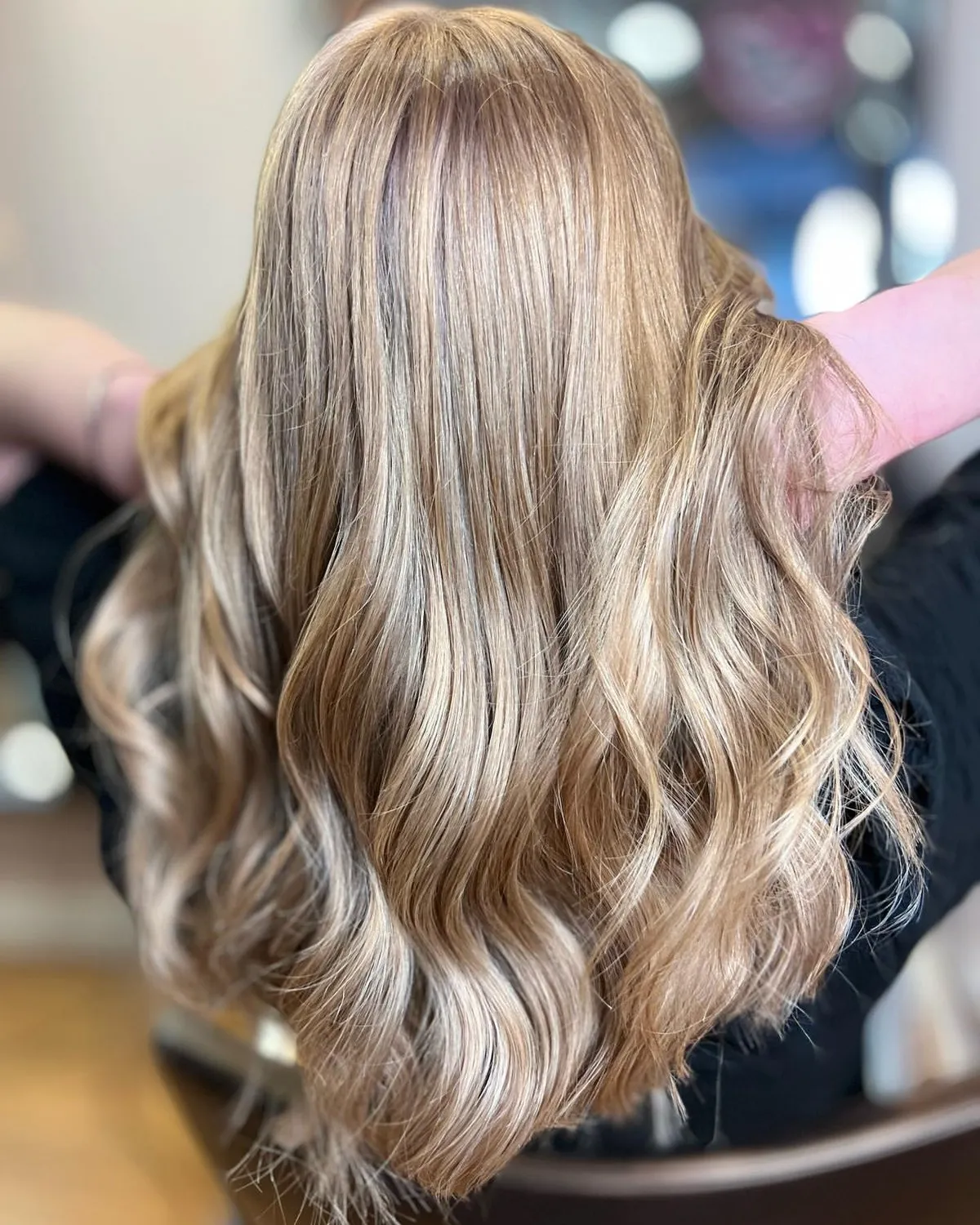 Gewelltes Airtouch-Blond von hinten im Salon Selene