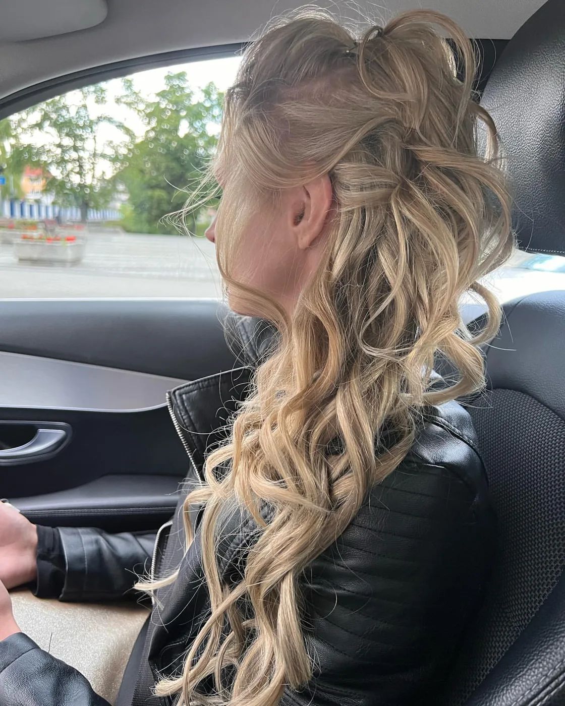 Fryzura próbna na ślub: półupięcie z lokami na długich blond włosach, salon Selene