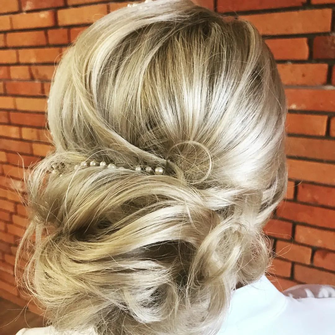 Niskie ślubne upięcie na blond włosach z ozdobną spinką, widok z tyłu, salon Selene
