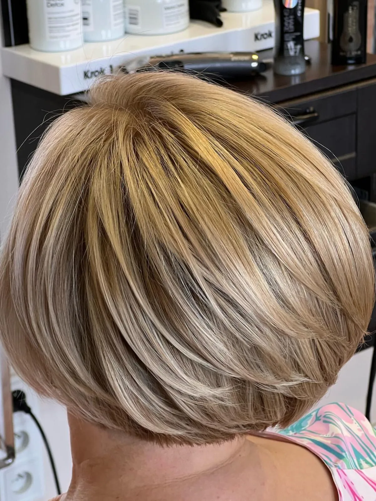 Kurzer blonder Bob von hinten, Färbung im Salon Selene