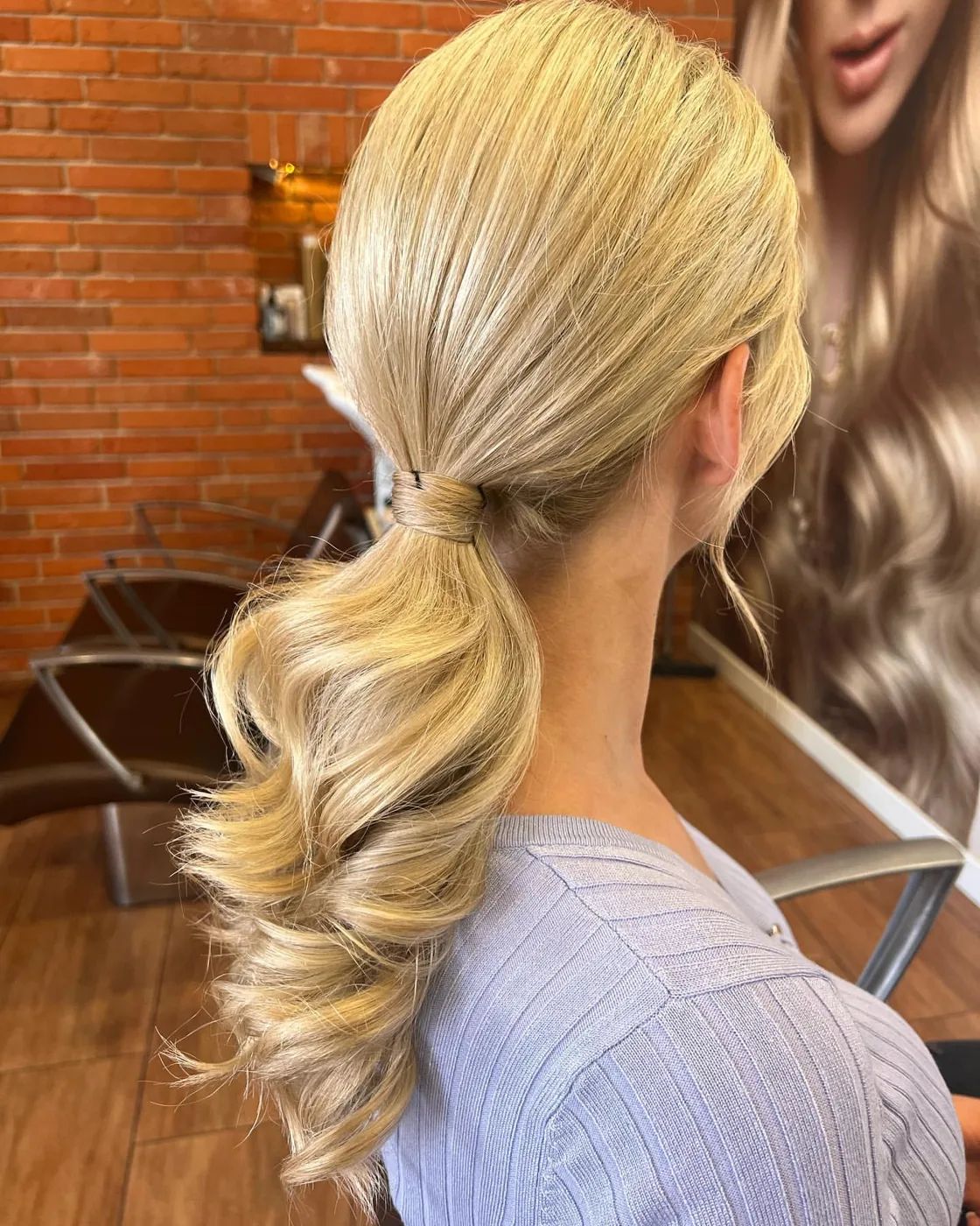 Klasyczny kucyk wieczorowy z falami na blond włosach, fryzura ślubna z salonu Selene
