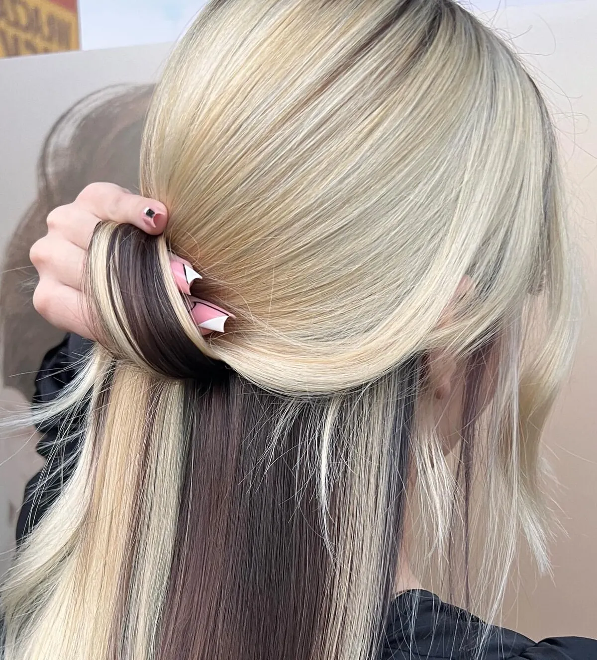 Ten sam blond od tyłu: jasny wierzch, ciemniejsza baza pod spinką