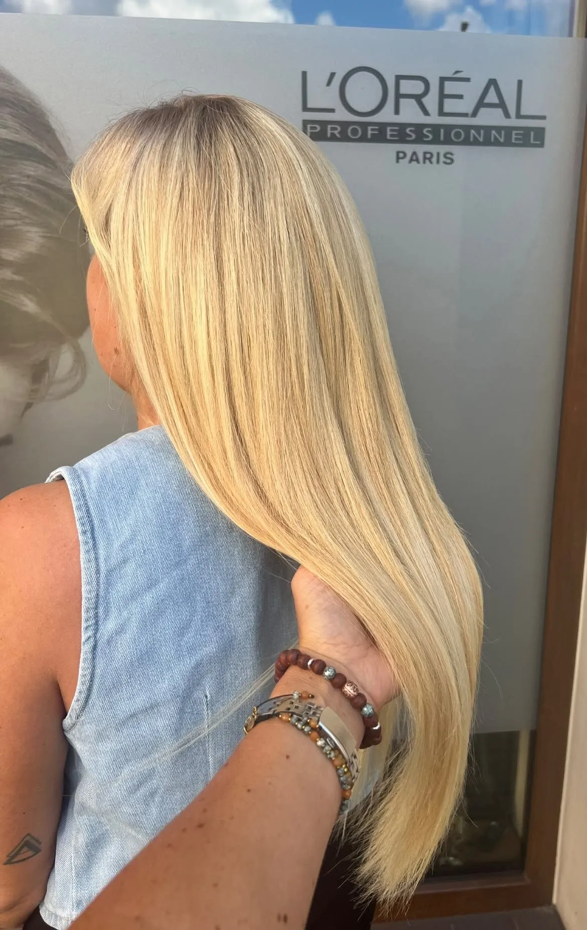 Langes glattes blondes Haar bis zur Taille nach Keratin-Haarverlängerung, Salon Selene