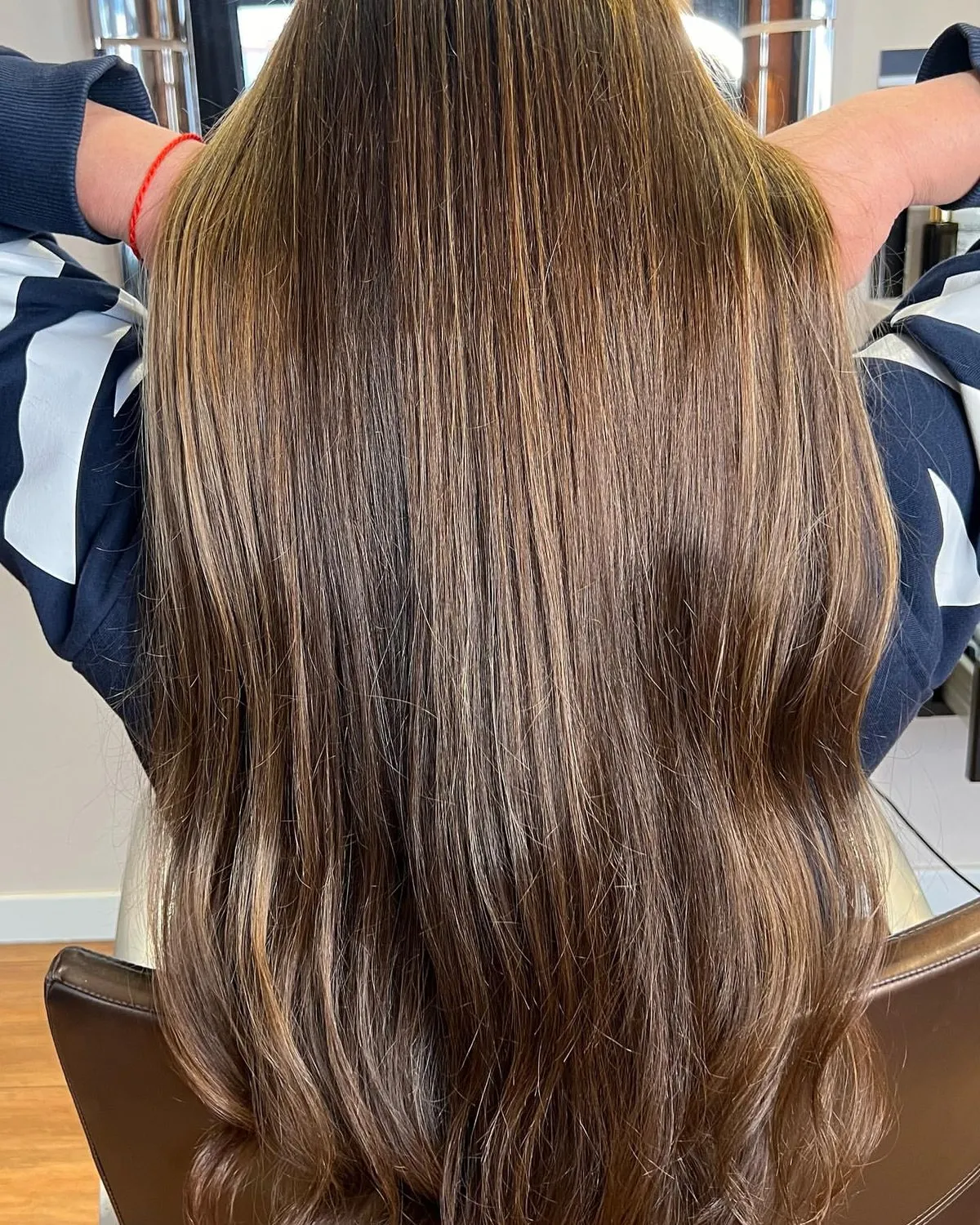 Langes braunes Ombre von hinten, Salon Selene