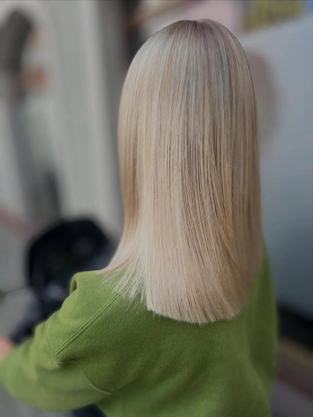 Platinblond von hinten nach Airtouch im Salon Selene
