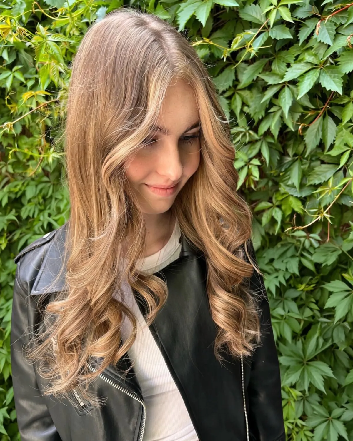 Lange aufgehellte Strähnen auf Braun, Balayage im Salon Selene
