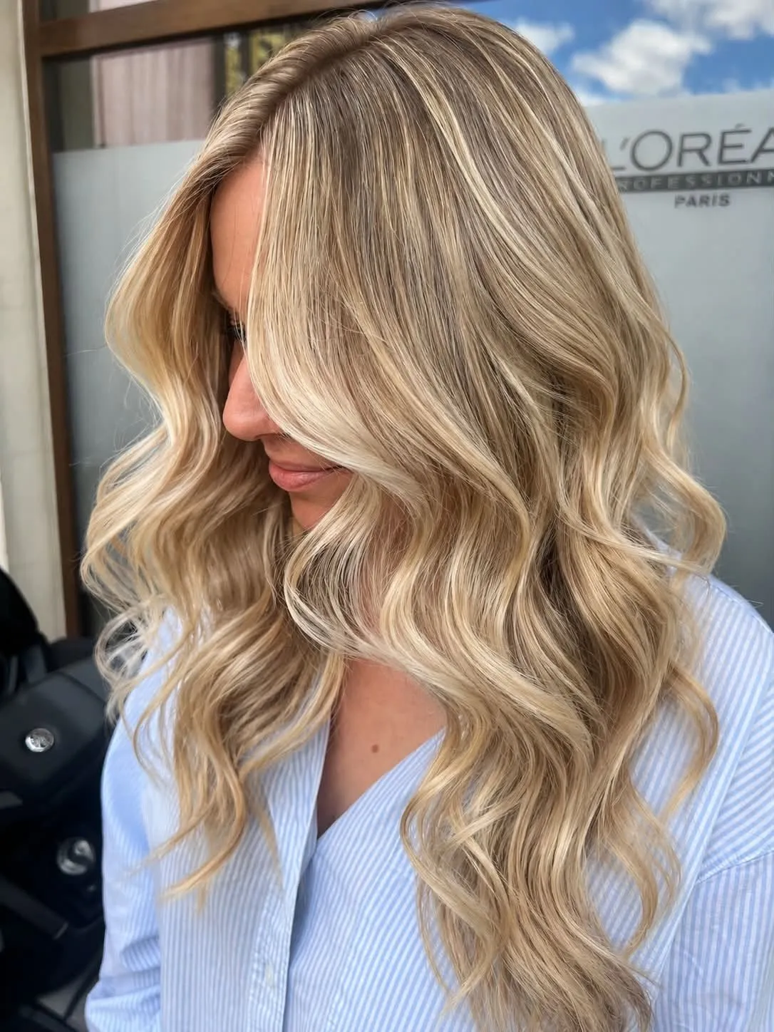 Mehrdimensionales gewelltes Blond mit Aufhellung am Gesicht, Salon Selene