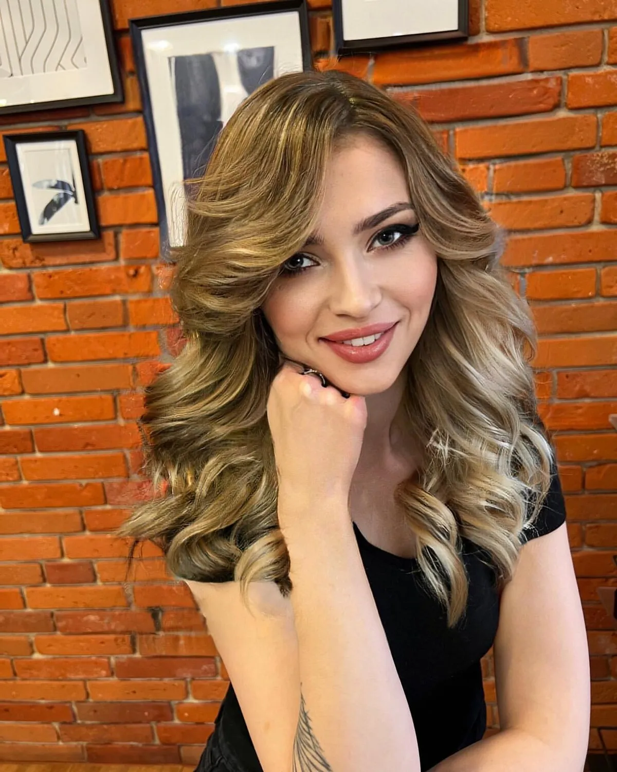 Gewelltes Bronde mit Airtouch, hellere Spitzen, Salon Selene