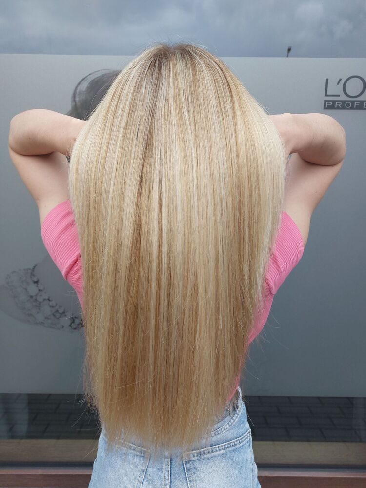 Długie, gęste blond włosy po zabiegu w salonie Selene
