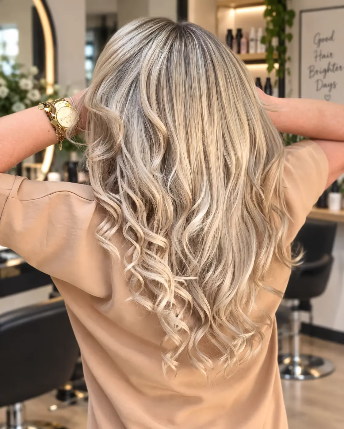 Jasny blond z falami wykonany techniką AirTouch w salonie Selene