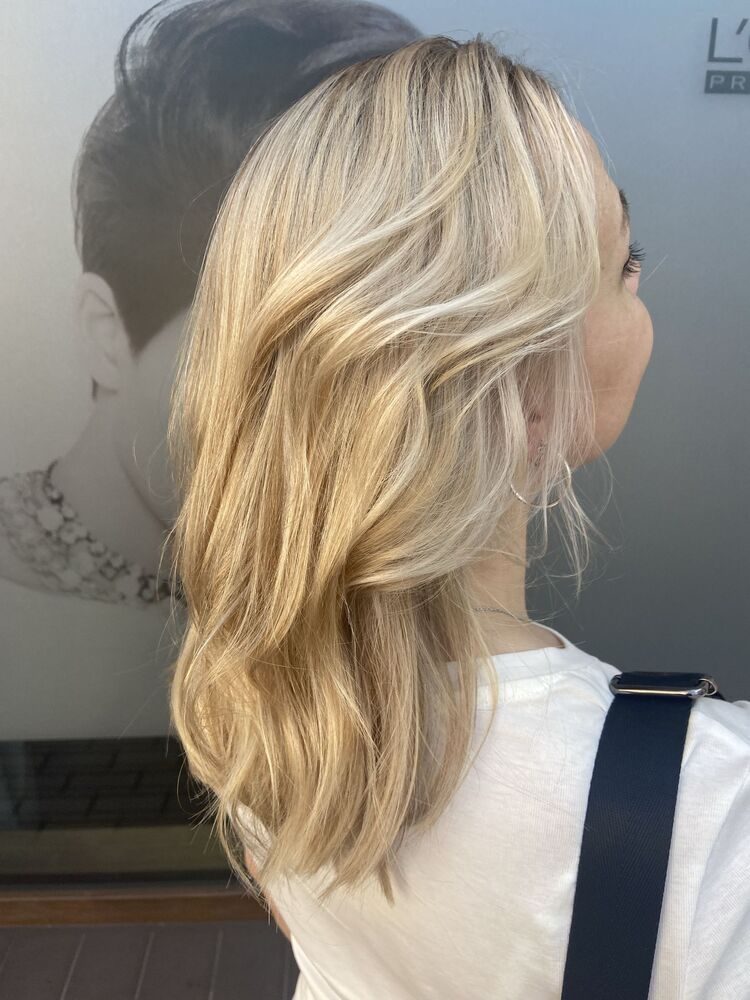 Zdrowe blond włosy po dobraniu właściwej pielęgnacji