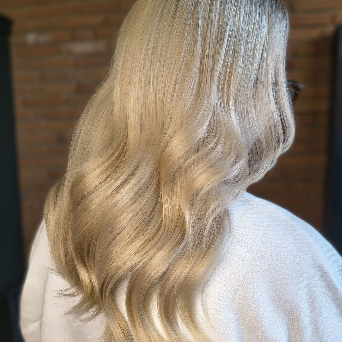 Falowany blond z refleksami po pasemkach i balayage