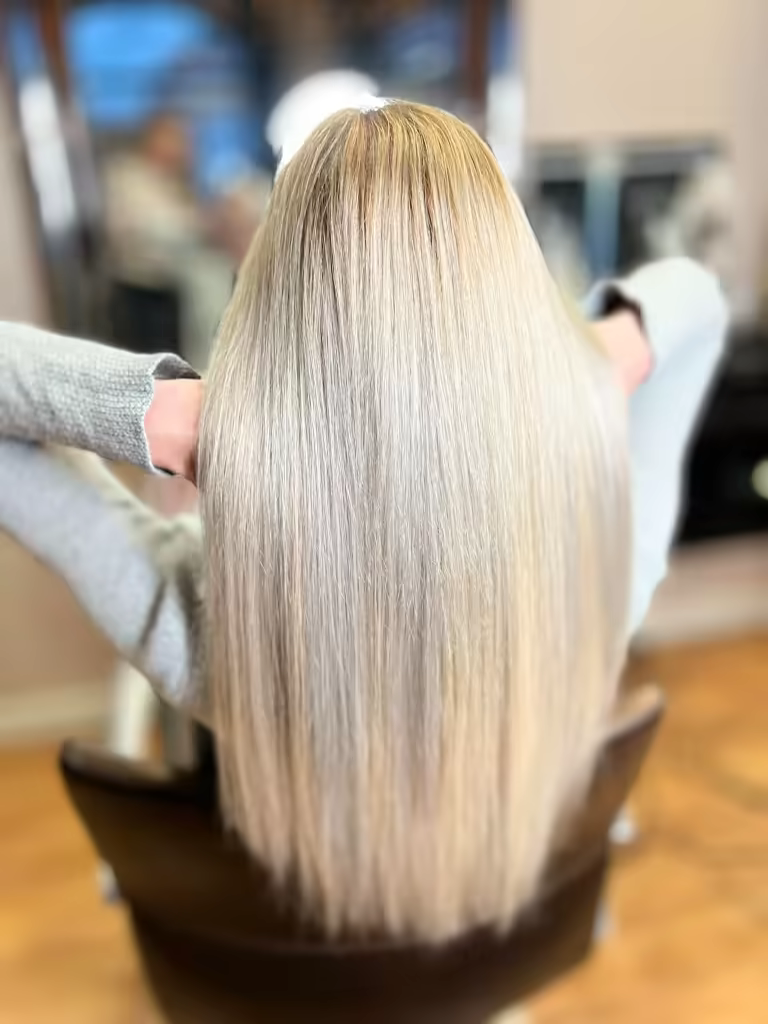 Jasne blond włosy po letniej koloryzacji
