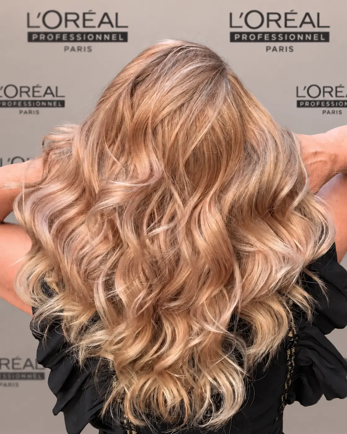 Lśniące, zdrowe blond fale po koloryzacji z systemem ochrony Olaplex w salonie Selene
